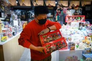 craze grips China's youth and mints toymakers a fortune.jpg