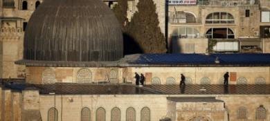 Clashes at Jerusalem holy site as Jewish holiday starts