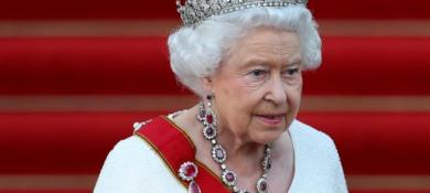 Queen goes low-key for record reign landmark