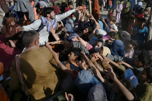 Thousands flee as Taliban noose tightens around Afghan north