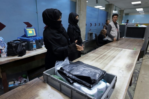 Kabul airport women brave fears to return to work