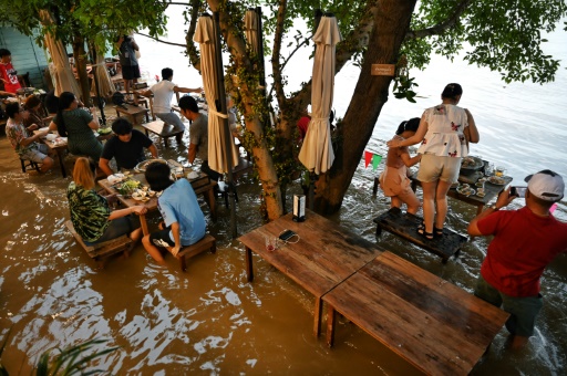 Thai diners whet their appetites at flood cafe