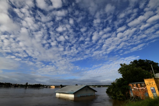 Hundreds of thousands at risk as Australian floods spread to Sydney