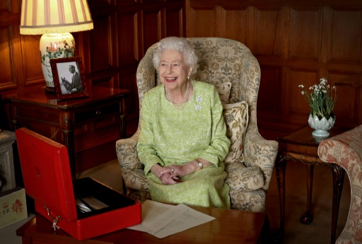 Queen catches 'mild' Covid soon after 70th anniversary