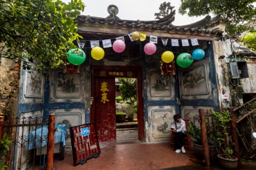 'The bottom line': Scuba divers help preserve historic Bangkok mansion