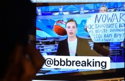 Protester interrupts Russian TV news with anti-war poster.jpg