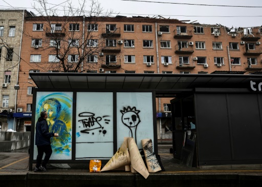 French artist sprays 'smiles and humanity' on Ukraine walls