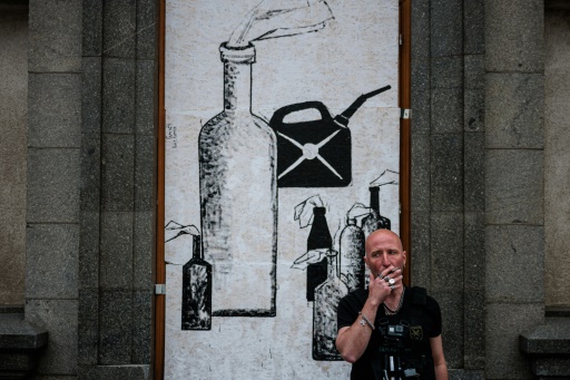 Ukraine street artist Gamlet 'under orders' to paint Kharkiv