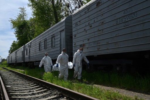 Ukrainian forces collect Russian dead left behind