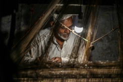 Indian sari weavers toil to keep tradition alive