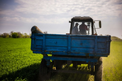 Ukraine's farmers risk death in bomb-strewn fields.jpg