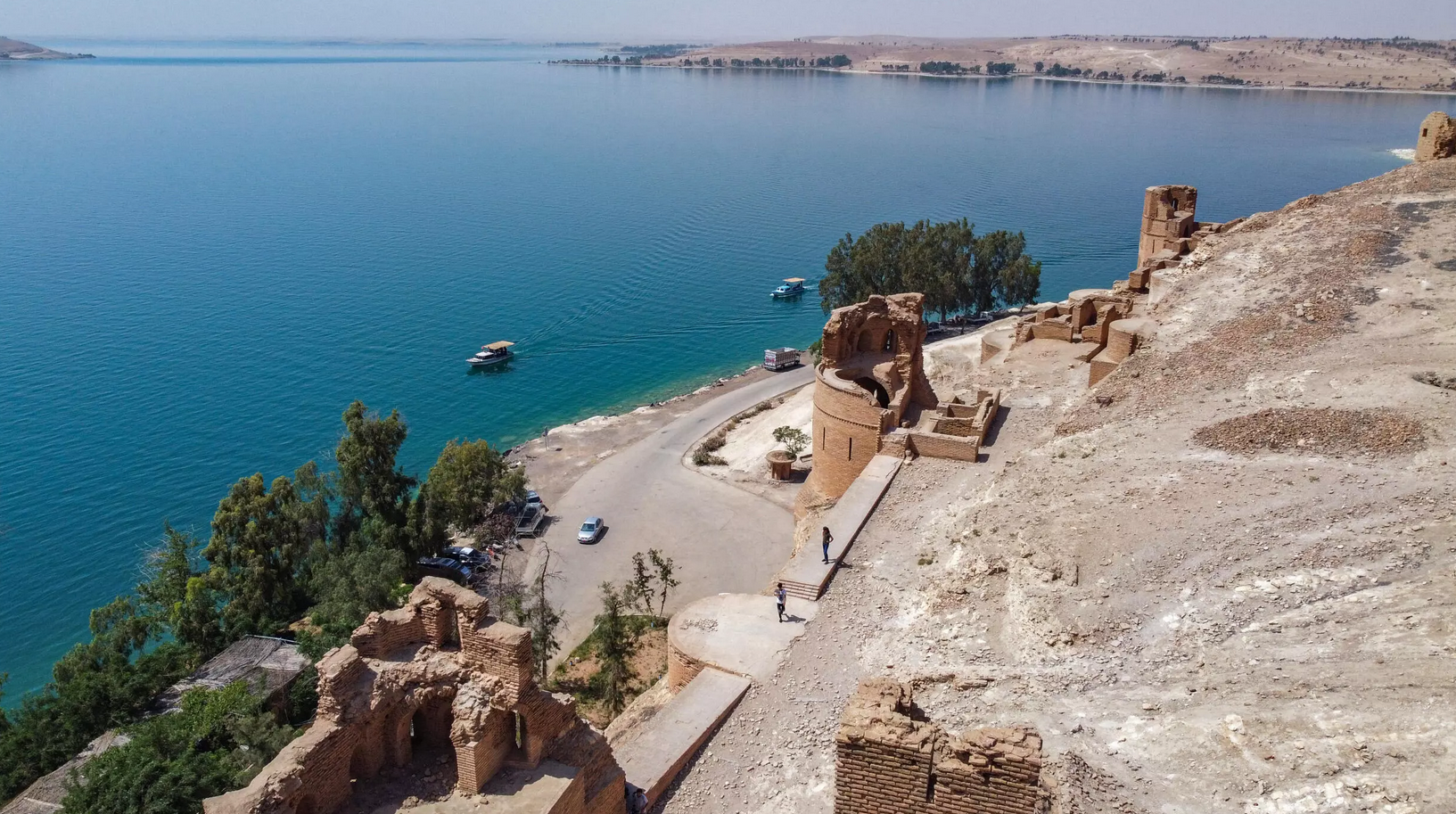 Visitors trickle back to Syria citadel used by jihadists