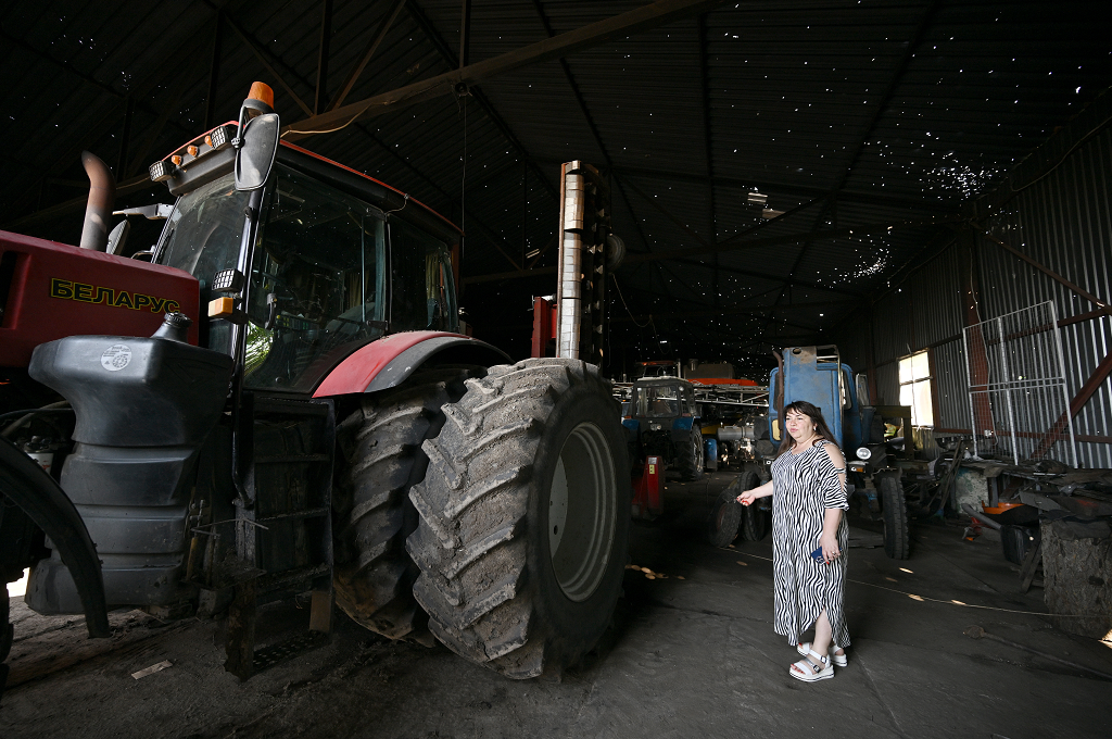 Ukraine's desperate farmers trapped by grain blockade