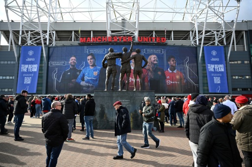 Fans group says any new Man Utd owner must respect 'rights of all people'