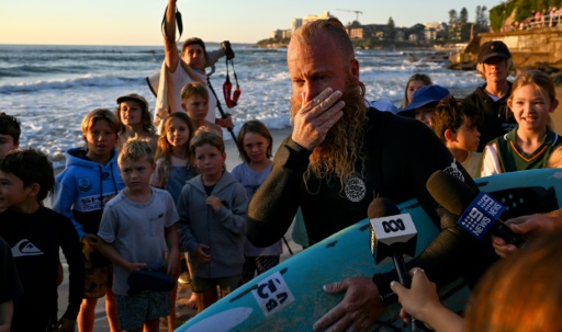 Australian surfs for 40 hours to smash world record