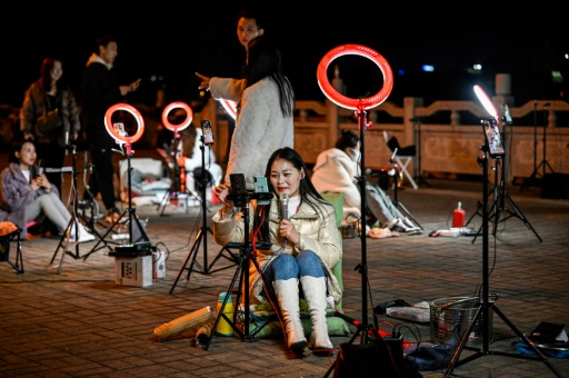 Chinese livestreamers flock outdoors for late-night tips