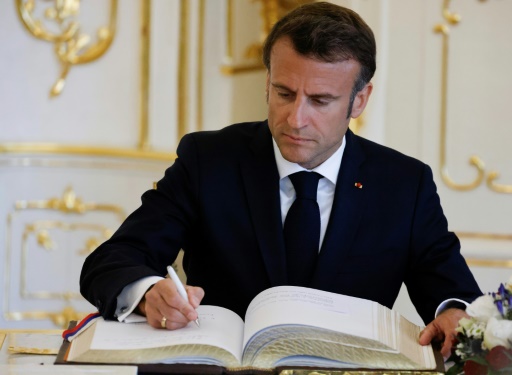 It is written: why France holds to analysing handwriting