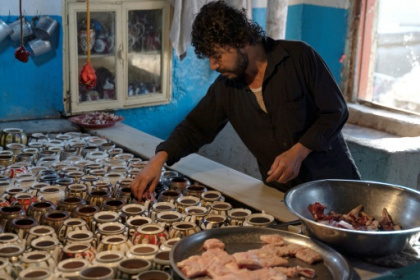 Afghan cook pours his heart into 'teapot' lamb stew.jpg