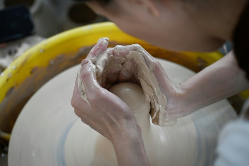 Chinese youths trade city-living for ceramics