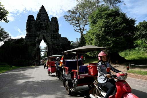 Cambodia's women tuk-tuk drivers fighting prejudice