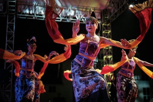 Indonesian dancers keep the beat for ancient drag tradition