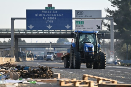 Protesting farmers block major roads into Paris.jpg