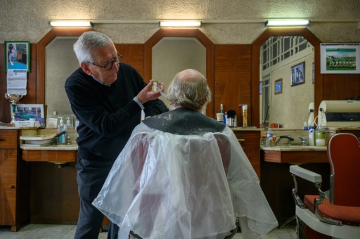 French barber still trimming at 90