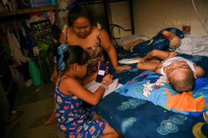 Kids study in overheated slum as Philippines shuts schools.jpg