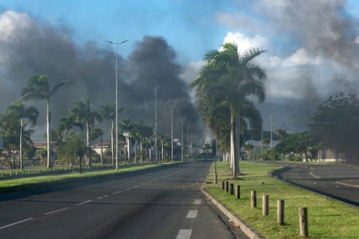 'Balaclavas and big sticks': New Caledonia tourists trapped by riots