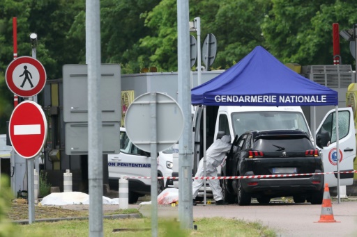 Massive manhunt after French prison officers killed, inmate escapes in ambush