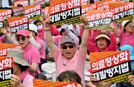 South Korean patients urge doctors to end walkout