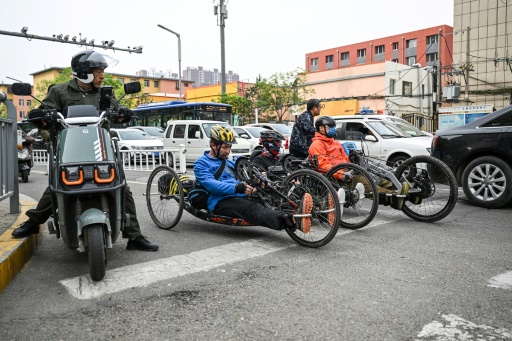 China wheelchair users claim outdoors with hand-cranked bikes