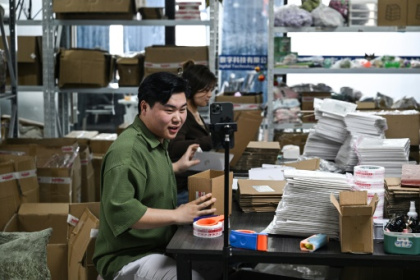 Young Chinese seek alternative jobs in shifting economy.jpg