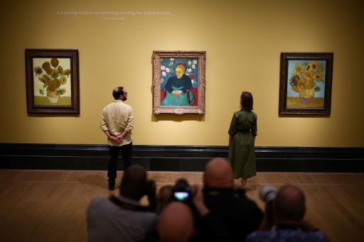 Van Gogh 'Sunflowers' brought together in London show