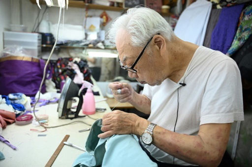 Hong Kong cheongsam master in the mood to retire after 75 years