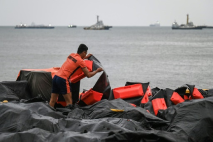 Philippines to deploy floating barriers to contain oil spill.jpg