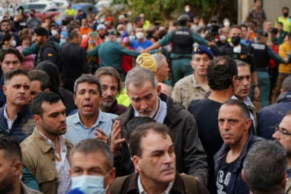 Crowd hurls mud, insults at Spanish royals, PM on visit to flood zone.jpg