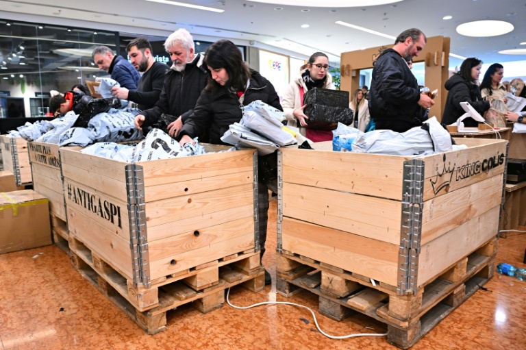 Rome shoppers take pot luck in 'blind sale' of unclaimed packages