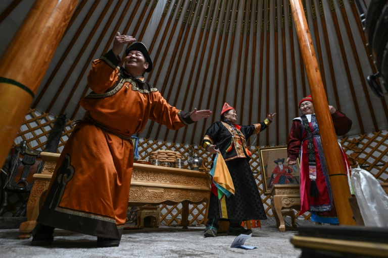 Mongolians warm up on culture at new winter festival