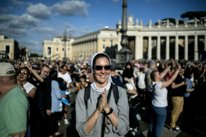 Pilgrims and onlookers cheered when the white smoke appeared - JEFF PACHOUD (AFP) Pilgrims and onlookers cheered when the white smoke appeared - JEFF PACHOUD (AFP)
