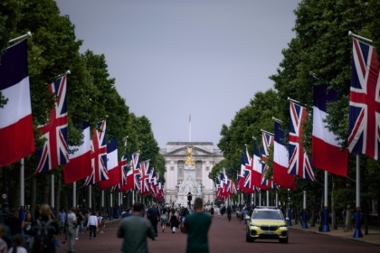 Union Jack and French flags are are displayed down The Mall in London on July 6, 2025, ahead of a state visit by French President Emmanuel Macron and his wife Brigitte Macron, on July 8, 2025 - BENJAMIN CREMEL (AFP) Union Jack and French flags are are displayed down The Mall in London on July 6, 2025, ahead of a state visit by French President Emmanuel Macron and his wife Brigitte Macron, on July 8, 2025 - BENJAMIN CREMEL (AFP)