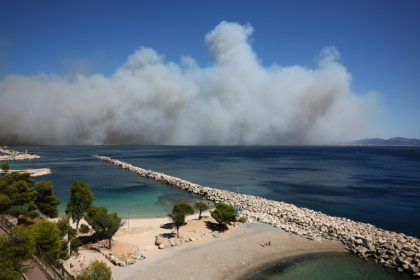 A fire in the nearby town of Pennes-Mirabeau sent plumes of acrid smoke billowing over Marseille - Clement MAHOUDEAU (AFP) A fire in the nearby town of Pennes-Mirabeau sent plumes of acrid smoke billowing over Marseille - Clement MAHOUDEAU (AFP)