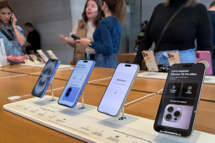 Apple has estimated that US tariffs will cost the iPhone maker more than a billion dollars in the current quarter - SCOTT OLSON (AFP) Apple has estimated that US tariffs will cost the iPhone maker more than a billion dollars in the current quarter - SCOTT OLSON (AFP)